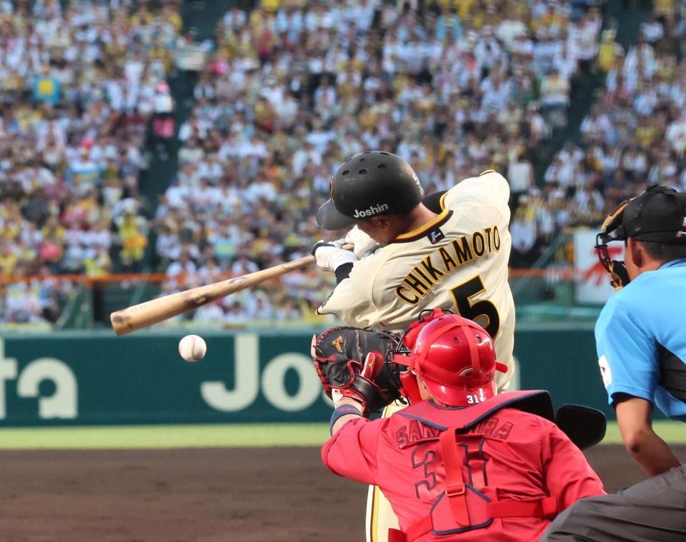 　２回、右前打を放つ近本（撮影・北村雅宏）