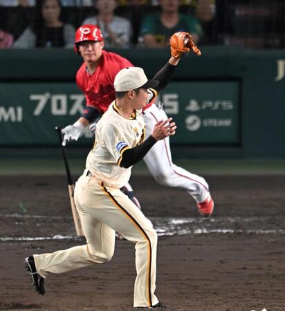 　８回、坂倉の打球をキャッチする石井（撮影・飯室逸平）