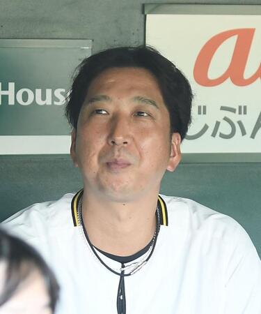 　打撃練習の打球を見る藤川監督（撮影・西田忠信）