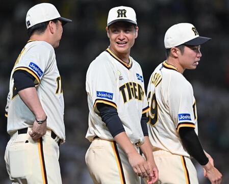 　勝利投手になり、藤川監督（左）から声をかけられる大竹（中央）＝撮影・西田忠信