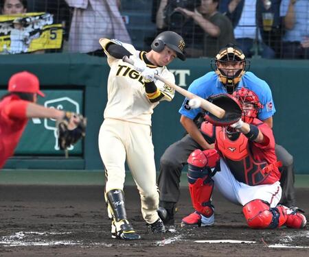 　２回、右前打を放つ近本（撮影・飯室逸平）