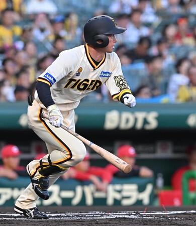 　１回、左前打を放つ近本（撮影・西田忠信）