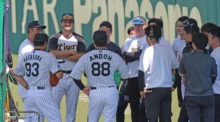 　試合前練習の円陣に参加するハートウィグ（左から３人目）＝撮影・北村雅宏