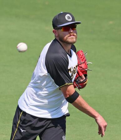 　キャッチボールをして調整するビーズリー（撮影・立川洋一郎）