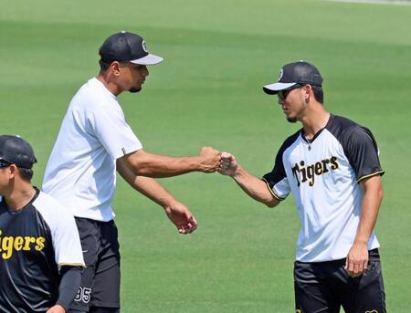 　伊藤将（右）とタッチを交わすヘルナンデス（撮影・立川洋一郎）