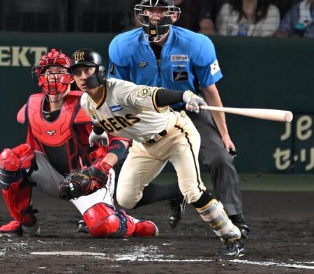 　８回、２点適時打を放つ熊谷（撮影・飯室逸平）