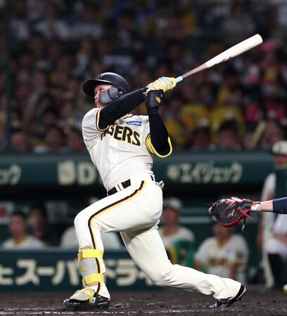 　８回、二塁打を放つ森下（撮影・北村雅宏）