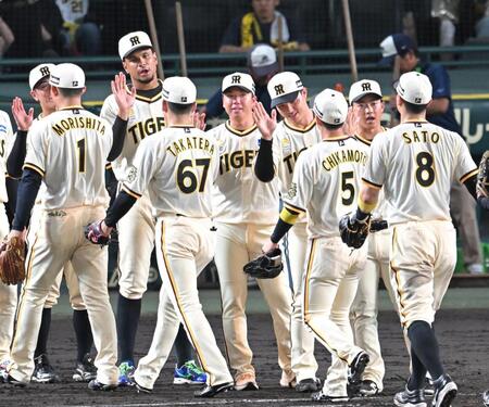 　ナインを迎える村上（中央）ら阪神ナイン（撮影・飯室逸平）
