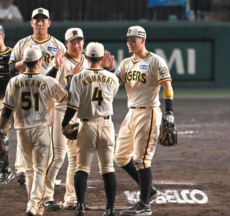 　勝利のハイタッチを交わす佐藤輝、大山ら阪神ナイン（撮影・飯室逸平）