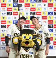 　お立ち台で笑顔を見せる大山と大竹（右）＝撮影・北村雅宏