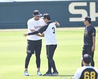 　１軍に合流し、大山と抱擁を交わすヘルナンデス