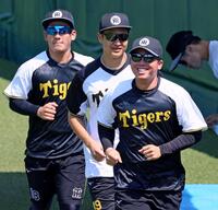 　ウオーミングアップで（左から）伊原、大竹とランニングする村上（撮影・立川洋一郎）