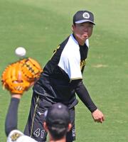 　登板へ向けて汗を流す村上（撮影・立川洋一郎）