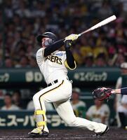 　８回、二塁打を放つ森下（撮影・北村雅宏）