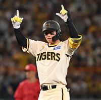 　８回、二塁打を放ちポーズを決める森下（撮影・西田忠信）