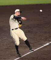 　５回、羽月の打球を軽快にさばく三塁手・佐藤輝（撮影・立川洋一郎）