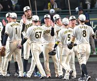 　ナインを迎える村上（中央）ら阪神ナイン（撮影・飯室逸平）