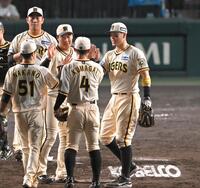 　勝利のハイタッチを交わす佐藤輝、大山ら阪神ナイン（撮影・飯室逸平）