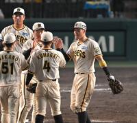 　勝利のハイタッチを交わす佐藤輝ら阪神ナイン（撮影・飯室逸平）