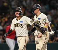 　８回、熊谷の２点打で生還した大山（左）と佐藤輝（撮影・西田忠信）