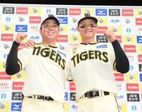 　お立ち台でポーズを決める村上（左）と森下（撮影・西田忠信）