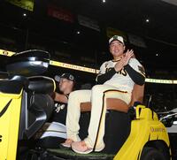 　９勝目にちなんだポーズを決める村上（撮影・西田忠信）