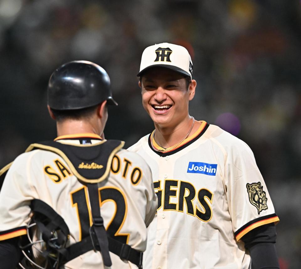 　勝利後、坂本（左）と笑顔で話をする大竹（撮影・西田忠信）