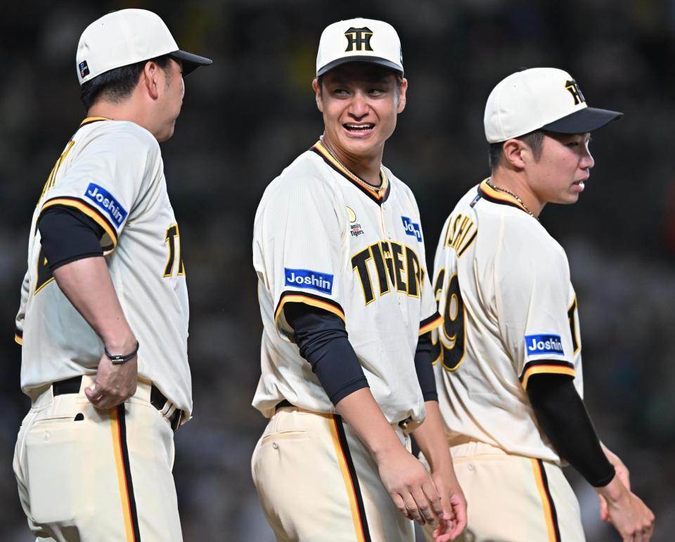 　勝利投手になり、藤川監督（左）から声をかけられる大竹（中央）＝撮影・西田忠信