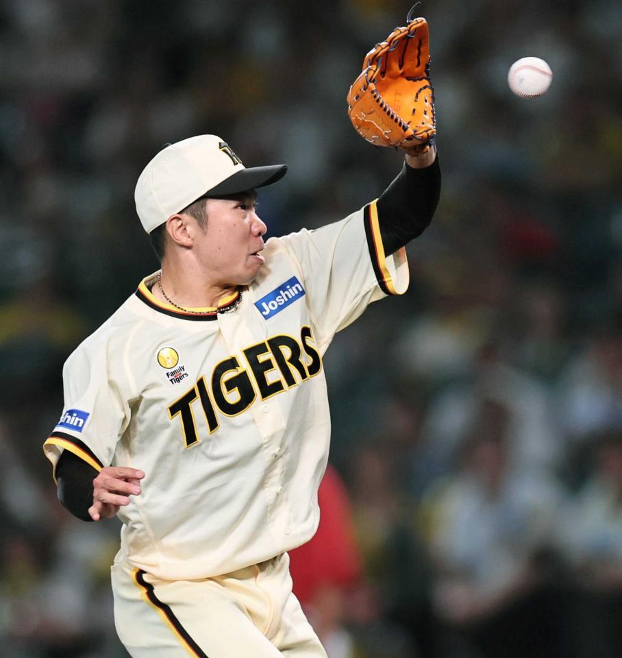 　８回、坂倉の打球を好捕する石井（撮影・田中太一）