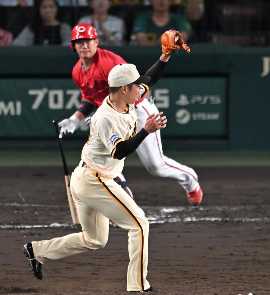 　８回、坂倉の打球をキャッチする石井（撮影・飯室逸平）