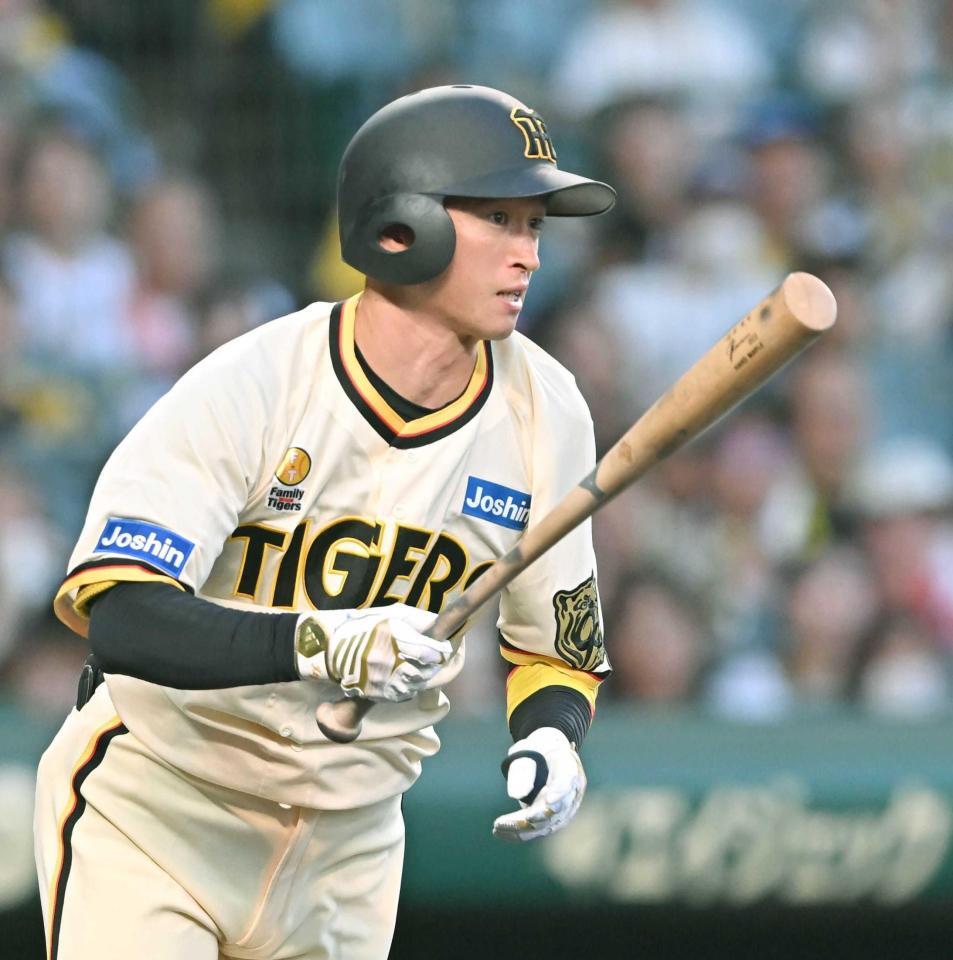 　２回、右前打を放つ近本（撮影・西田忠信）