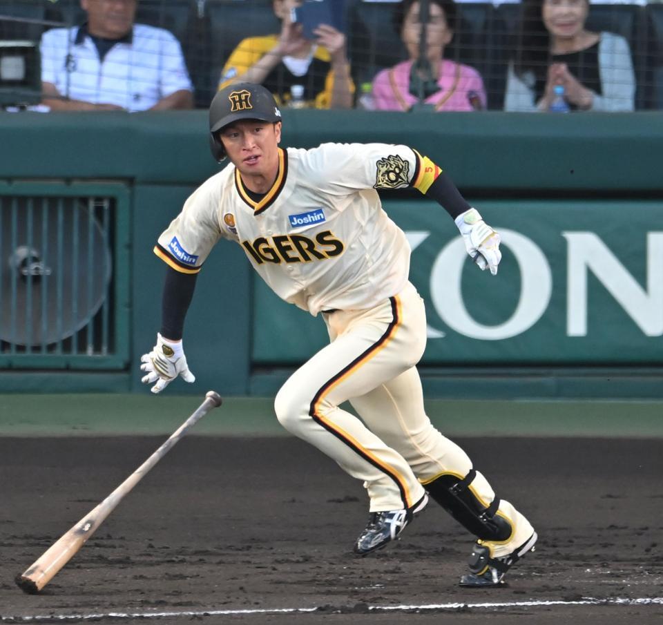 　１回、左前打を放つ近本（撮影・飯室逸平）