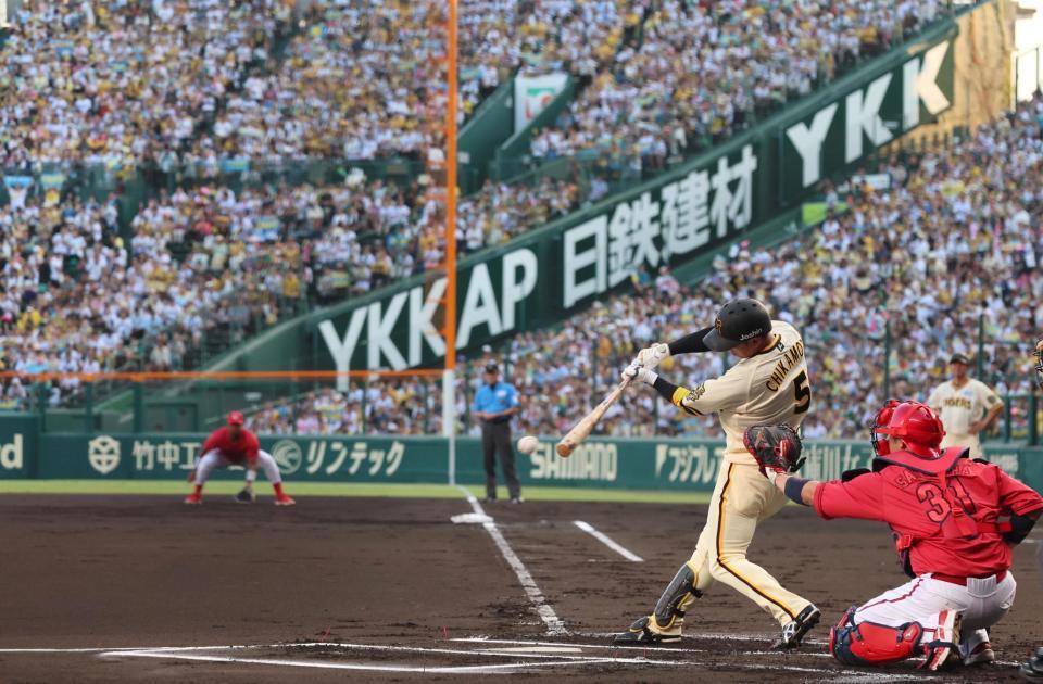 　１回、左前打を放つ近本（撮影・北村雅宏）