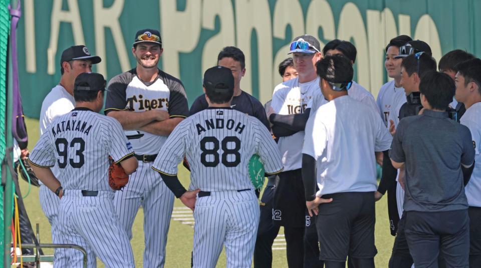 　試合前練習の円陣に参加するハートウィグ（左から３人目）＝撮影・北村雅宏