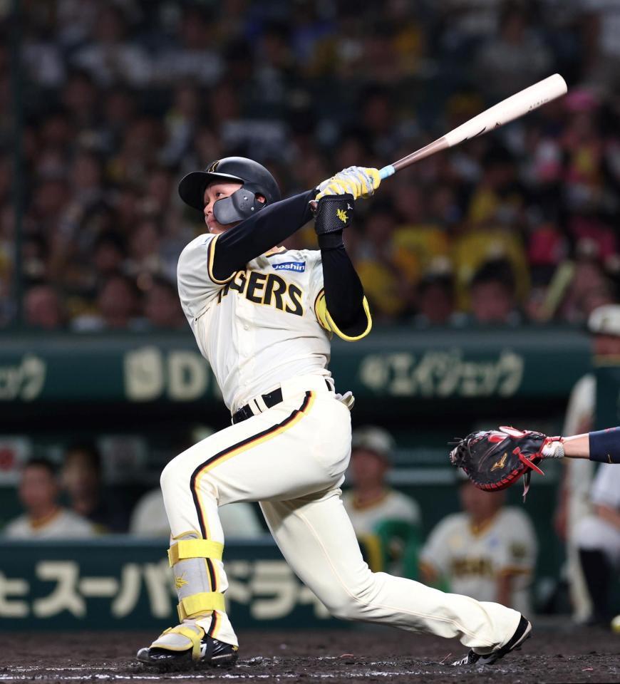 　８回、二塁打を放つ森下（撮影・北村雅宏）