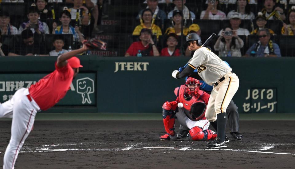 　６回、押し出し四球を選ぶヘルナンデス（撮影・飯室逸平）