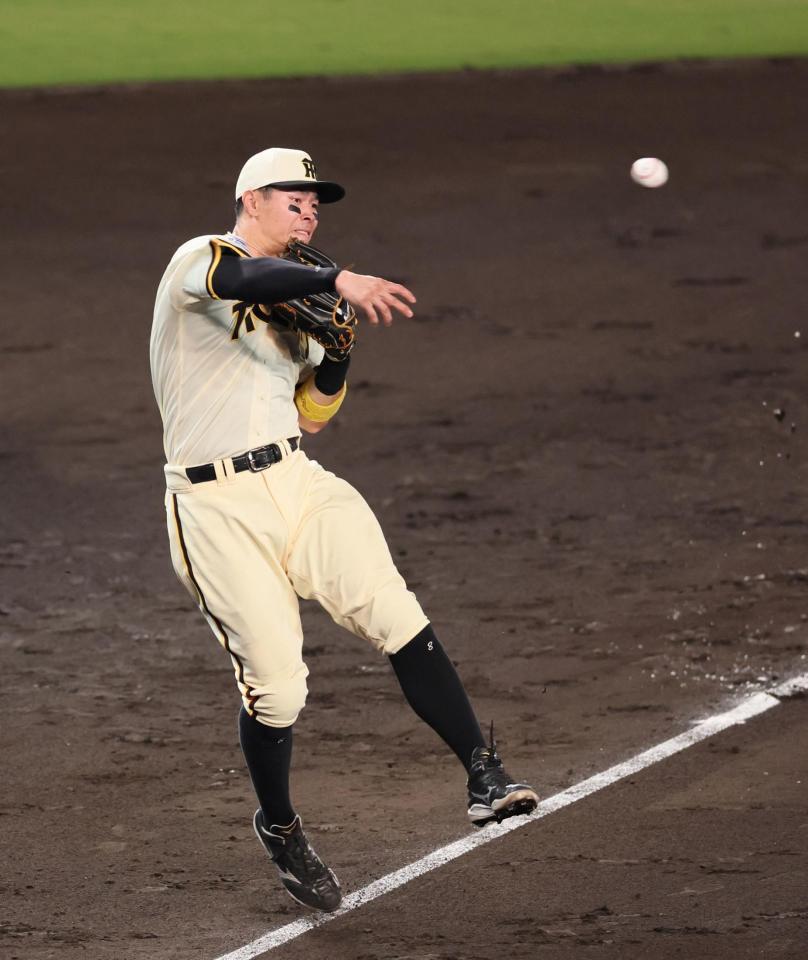 　５回、羽月の打球を軽快にさばく三塁手・佐藤輝（撮影・立川洋一郎）