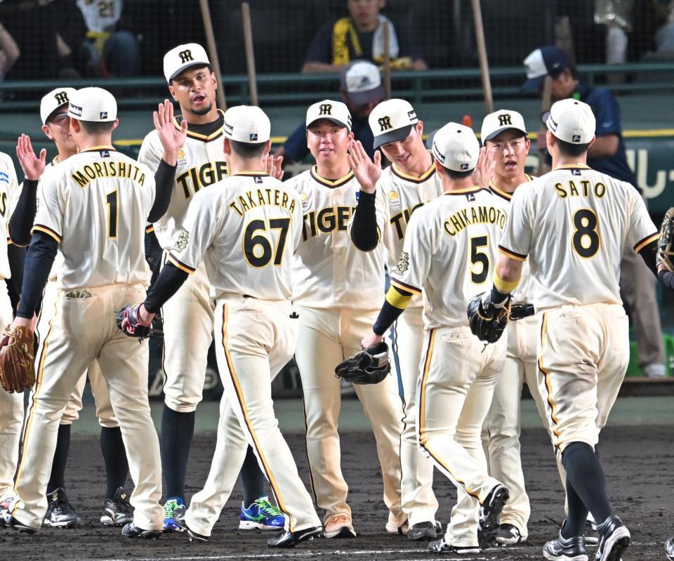 　ナインを迎える村上（中央）ら阪神ナイン（撮影・飯室逸平）