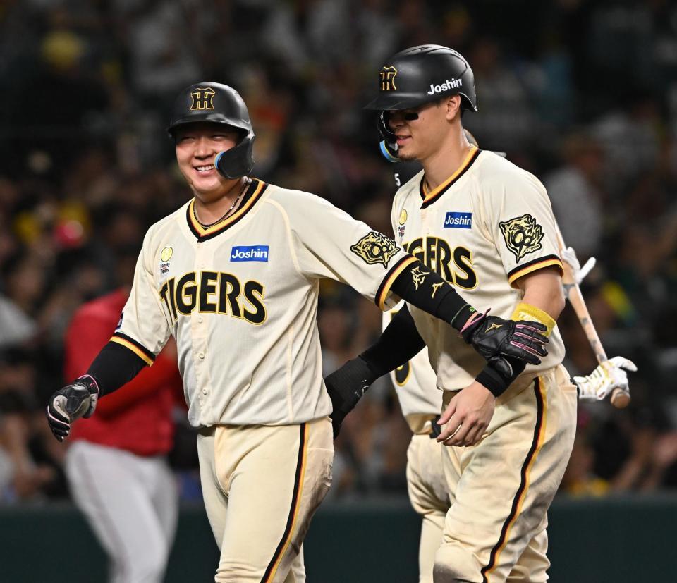 　８回、熊谷の２点打で生還した大山（左）と佐藤輝（撮影・西田忠信）