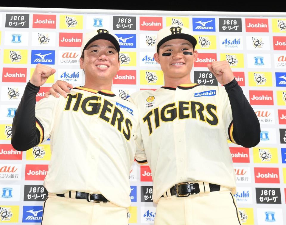 　お立ち台でポーズを決める村上（左）と森下（撮影・西田忠信）