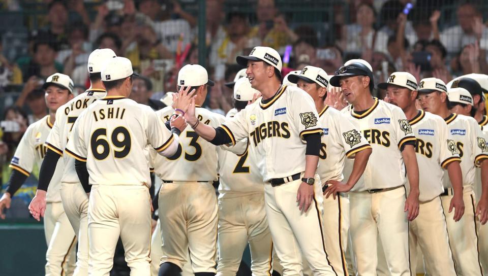 　Ｍ３９が点灯し、ナインを迎える藤川監督（中央）＝撮影・北村雅宏