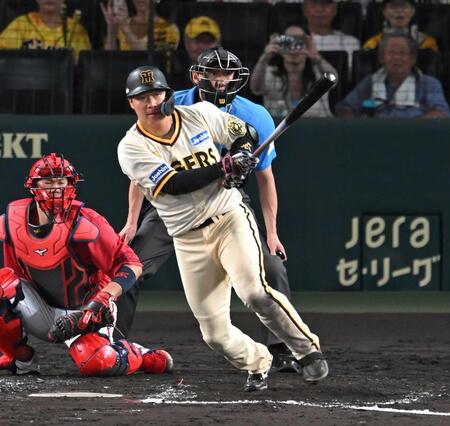 　８回、適時打を放つ大山（撮影・飯室逸平）