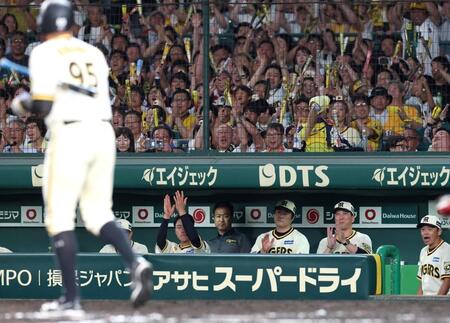 　６回、代打ヘルナンデス（手前左）が押し出し四球を選び、拍手する藤川監督（右から２人目）＝撮影・北村雅宏