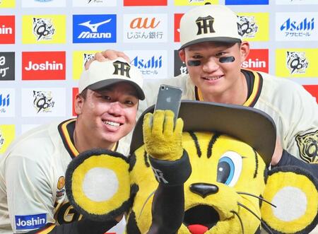 　お立ち台に立ち笑顔で記念写真に納まる村上（左）と森下（撮影・立川洋一郎）