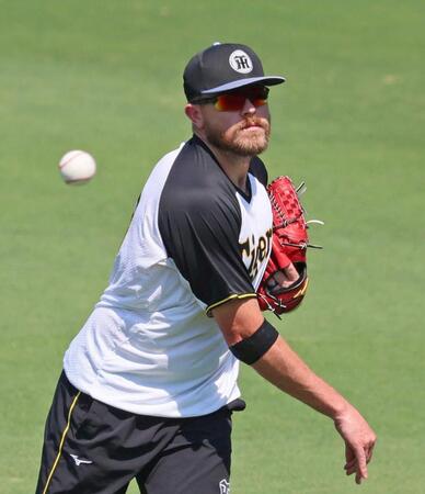 【写真】打撃モ任セテ！バットを手に調整するビーズリー