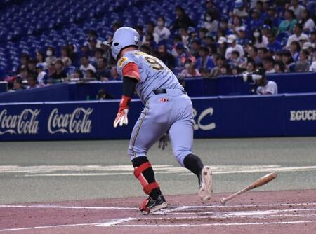 　６回、中前打を放った野口