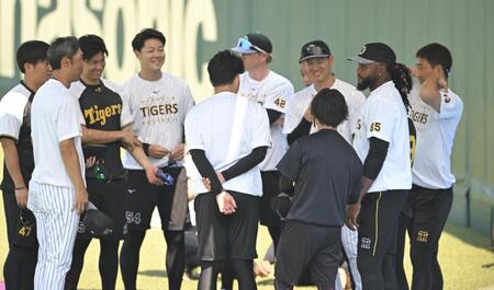 【写真】ドリスが１軍合流　緊張の面持ちであいさつ　もう知らない若手も多くなった？