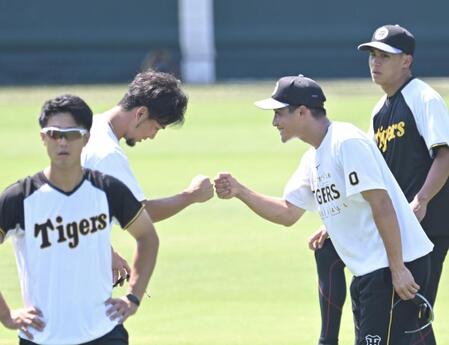 　伊藤将（左）とタッチを交わす木浪