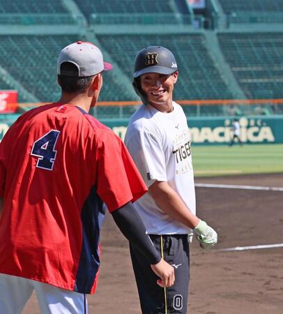 　練習中に矢野と言葉を交わす木浪（右）＝撮影・北村雅宏