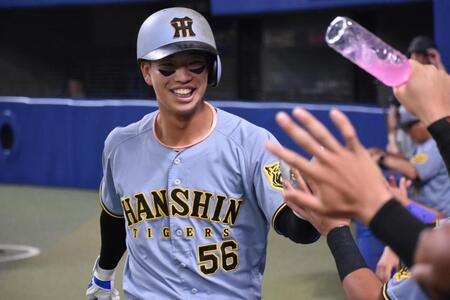 　本塁打を放ち、ナインの祝福を受ける百崎